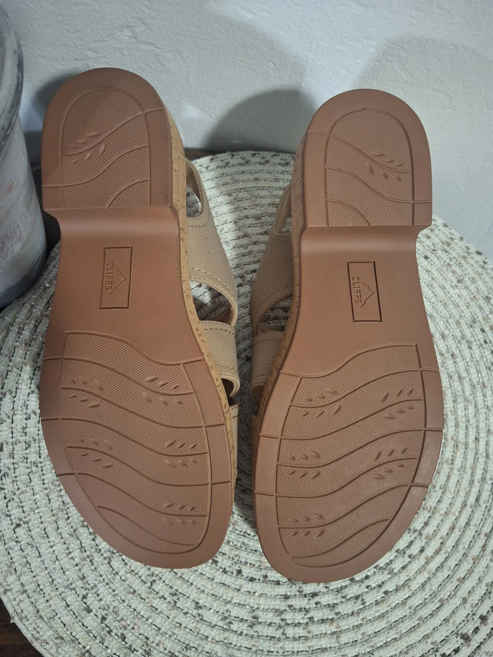 Cliffs by WHITE MOUNTAIN Tan Cork-Platform Crossover Sandals Size 8.